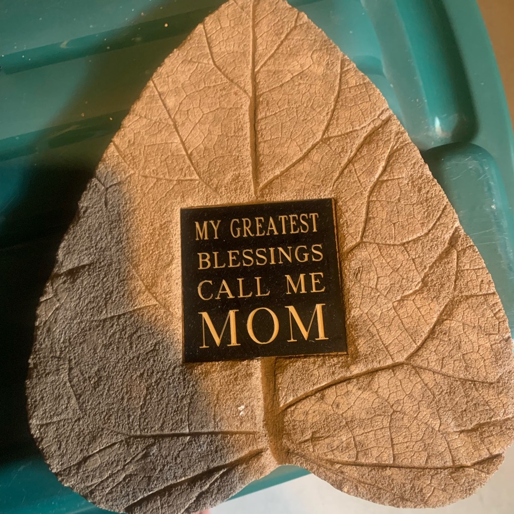 “Mom” decorative plaque
